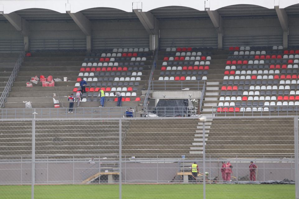 GALERIE FOTO-A început montarea scaunelor pe stadion. Când s-ar putea juca primul meci