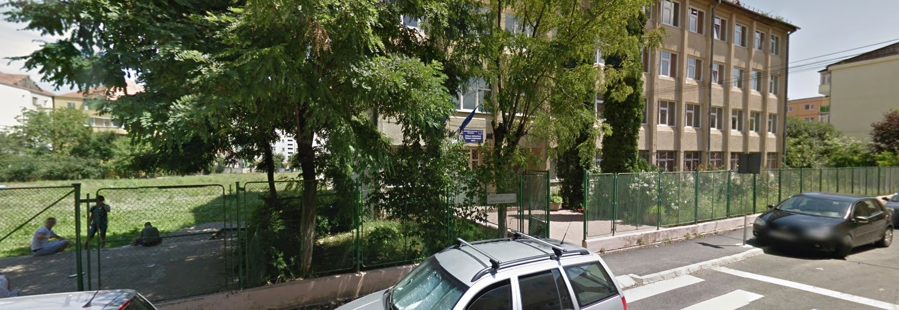 Mort la o miuță. A căzut după ce a vrut să recupereze mingea prinsă în burlan