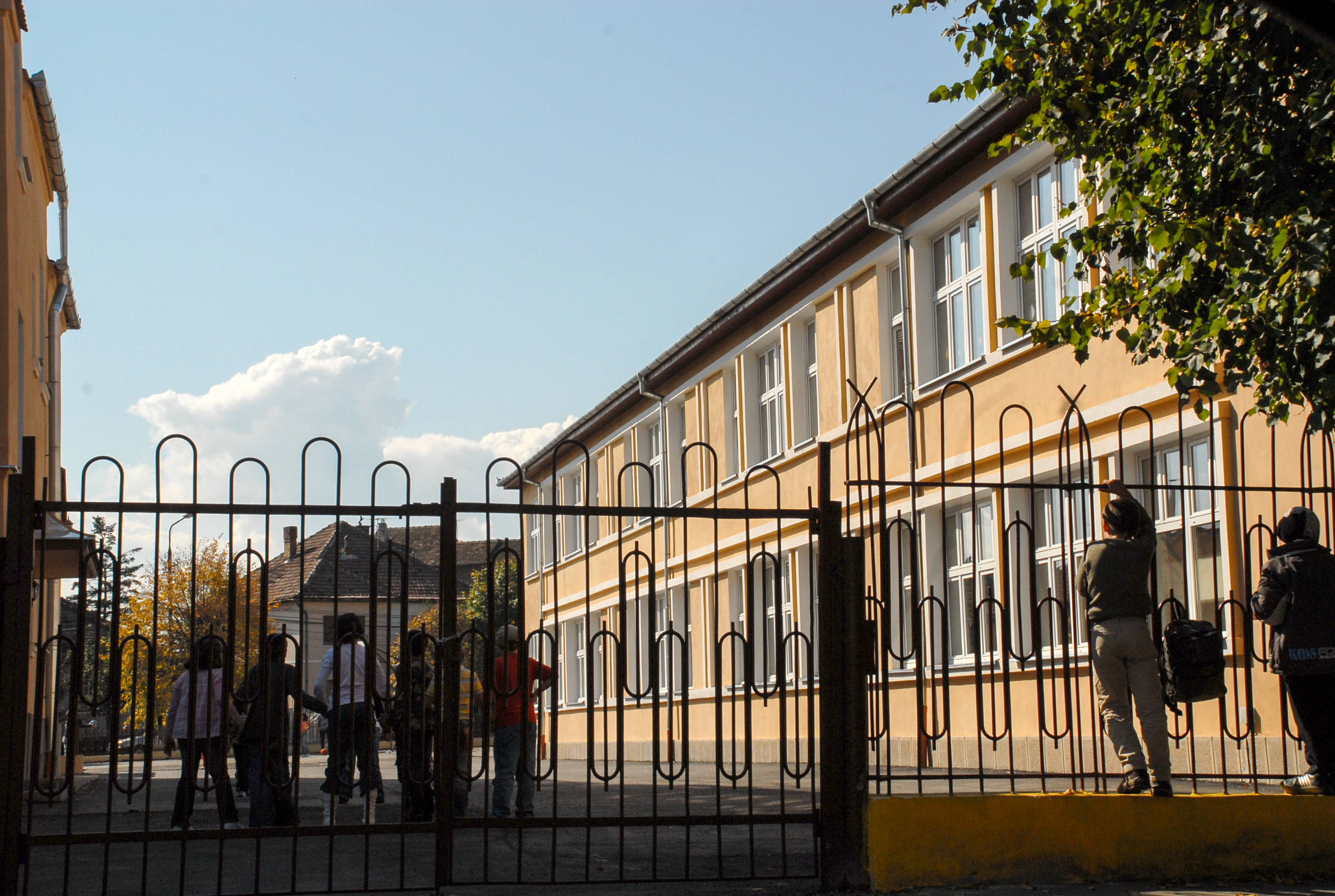 Furt la școala de pe Spartacus. Hoții, prinși cu ajutorul camerelor de supraveghere