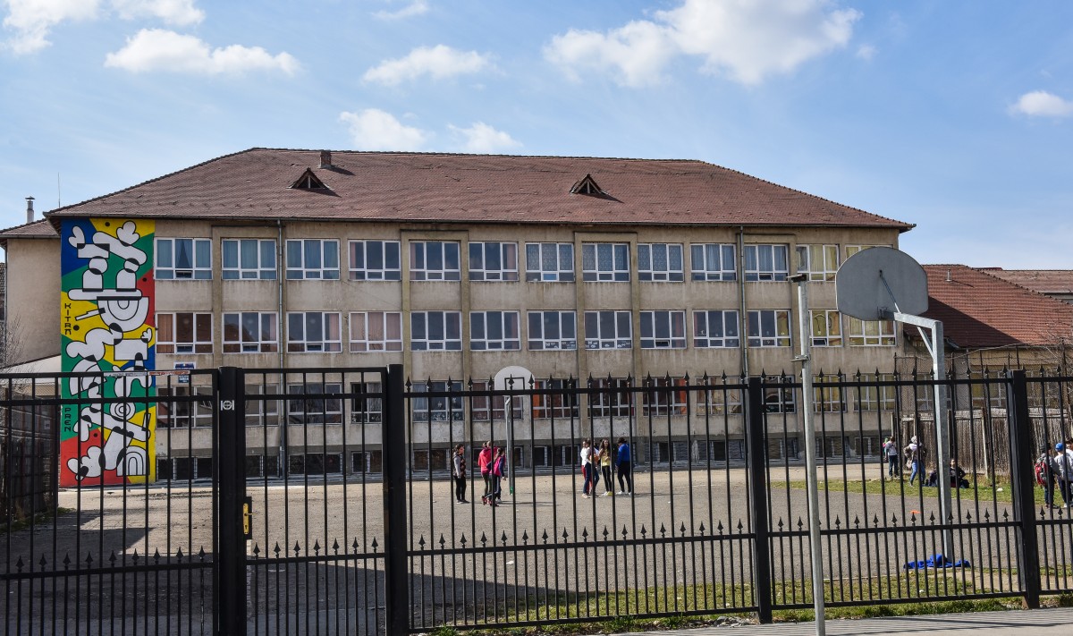 Ministrul Educaţiei: Vom da elevilor vouchere pentru adidaşi şi costum de trening
