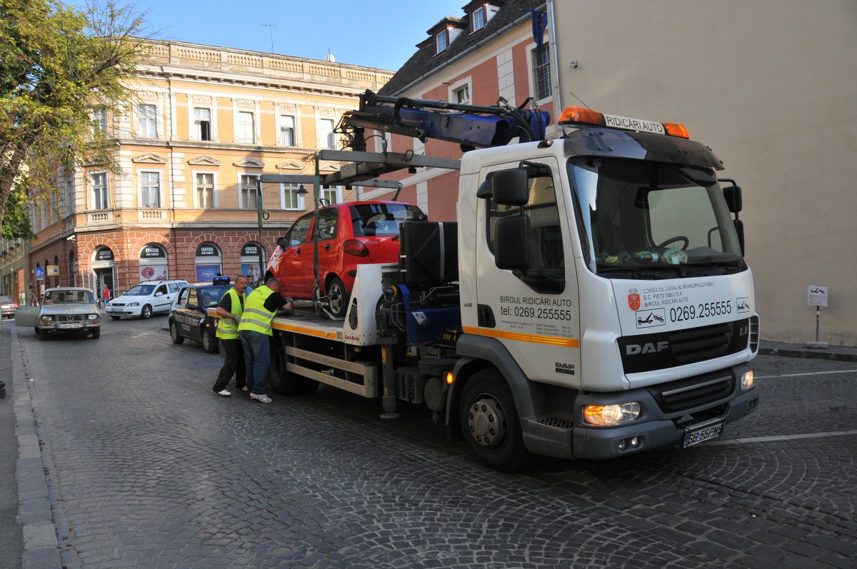 A început ridicarea mașinilor parcate pe locurile rezervate persoanelor cu handicap. Cel puțin două amenzi pe zi