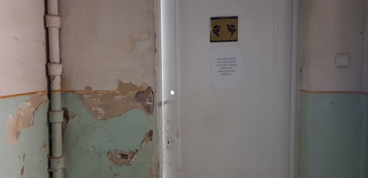 Sediul secundar al Primăriei: “afară e vopsit gardul, înăuntru...“