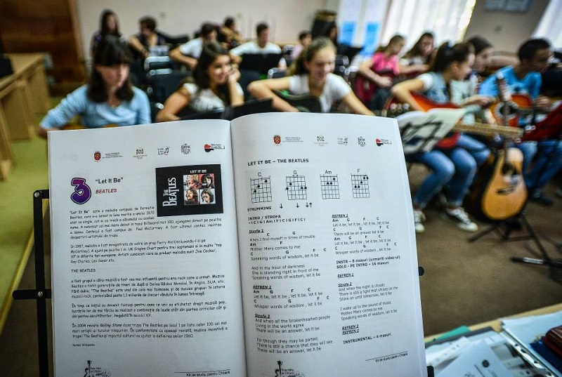 200 de chitariști vor cânta la unison în Piața Mică