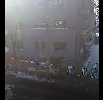 VIDEO – Nemulțumit de parcarea vecinului, i-a rupt ștergătoarele la mașină