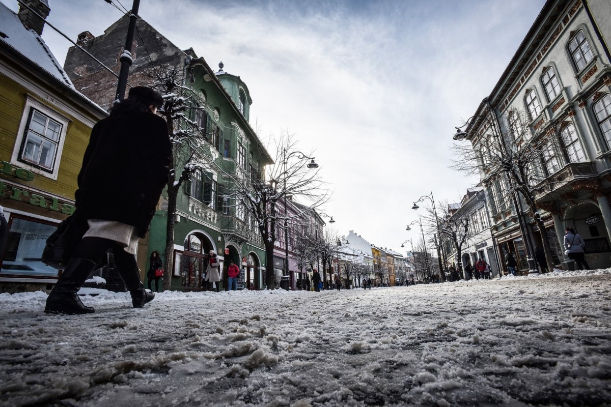 Cod galben de vreme rea. De 1 decembrie, ninge la Sibiu