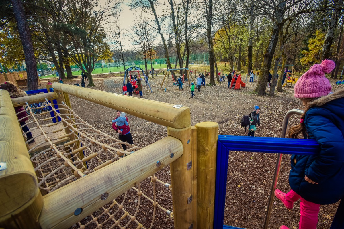 Elevi ai Școlii Gimnaziale nr. 23 au strâns gunoaiele de la două locuri de joacă