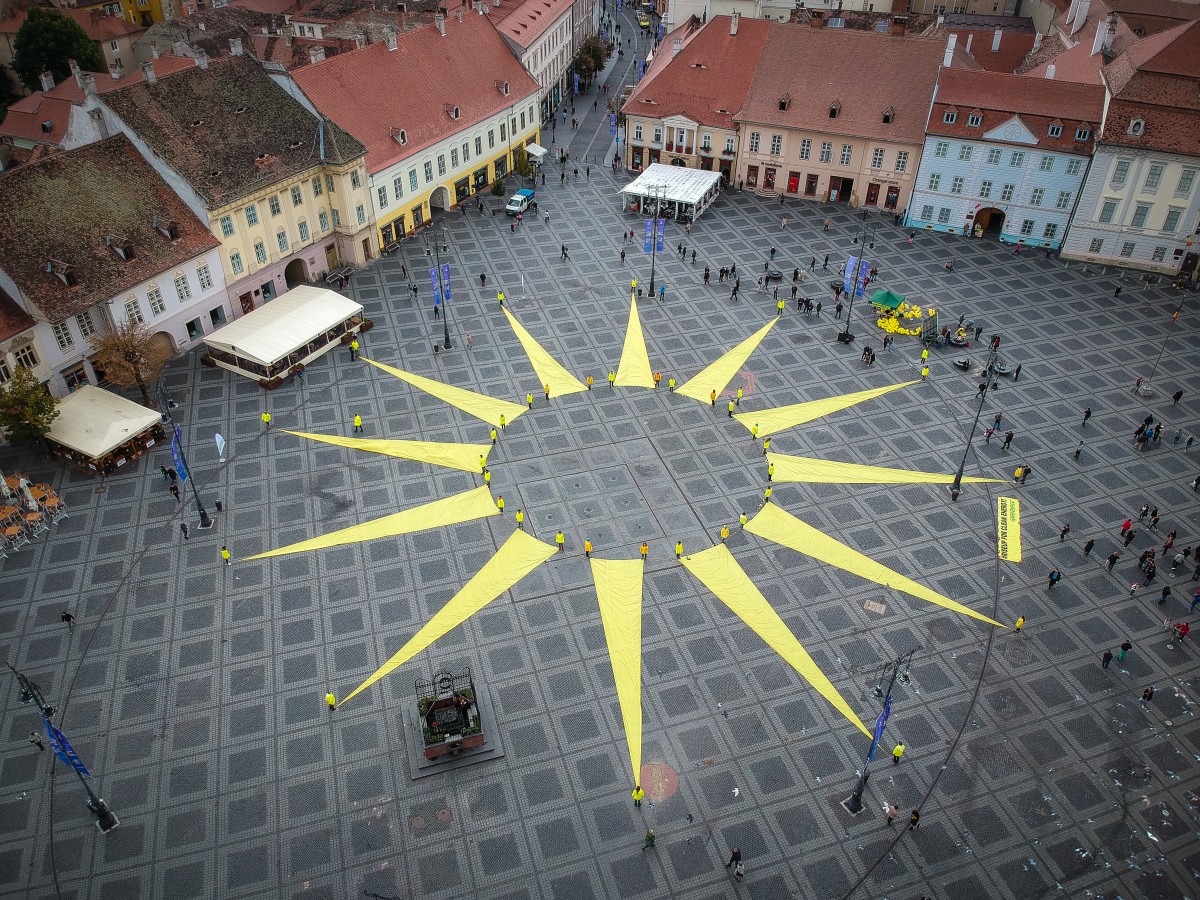 Greenpeace „a adus” soarele în Piața Mare. „Am vrut să-i trimitem o carte poștală președintelui Klaus Iohannis”