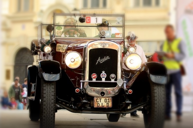 Un Austin de 92 de ani a atras toate privirile în Piața Mare, la Sibiu Rally Challenge