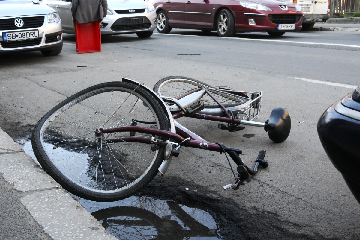 Două accidente cu bicicliști într-o singură zi, în Sibiu. Unul e internat cu răni grave