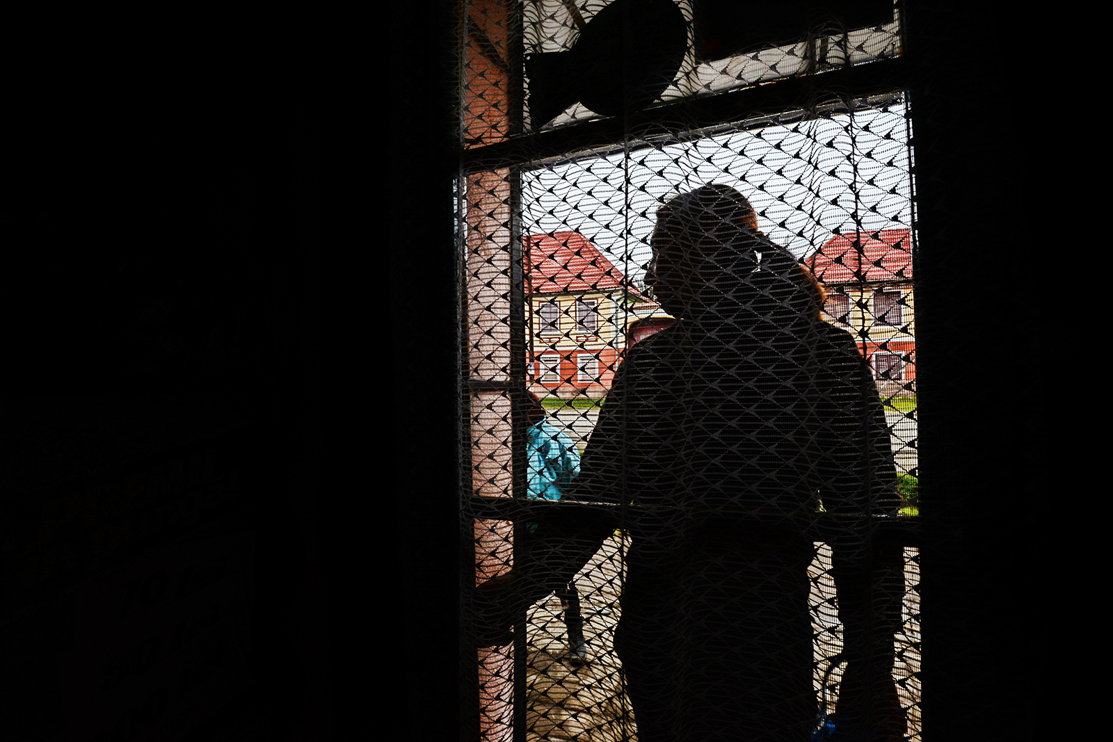 Tânără de 22 de ani, sechestrată de propriul soț. Polițiștii l-au adus cu escortă la Sibiu