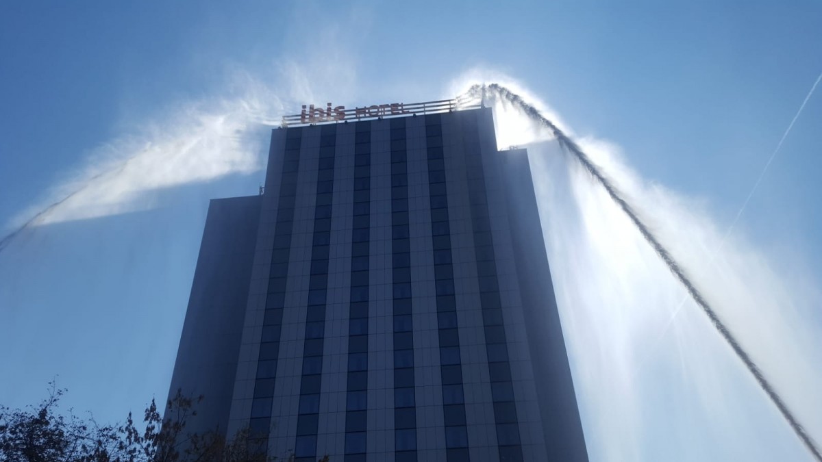 De ziua lor, pompierii din Sibiu au simulat un incendiu la un hotel din centrul orașului