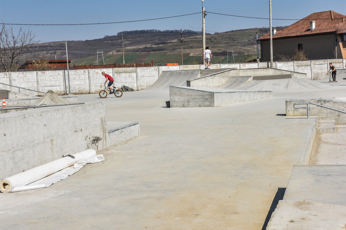 Regulamentul noului skatepark: acces gratuit. Și cu mașina, dar numai pentru cei cu rolele în portbagaj