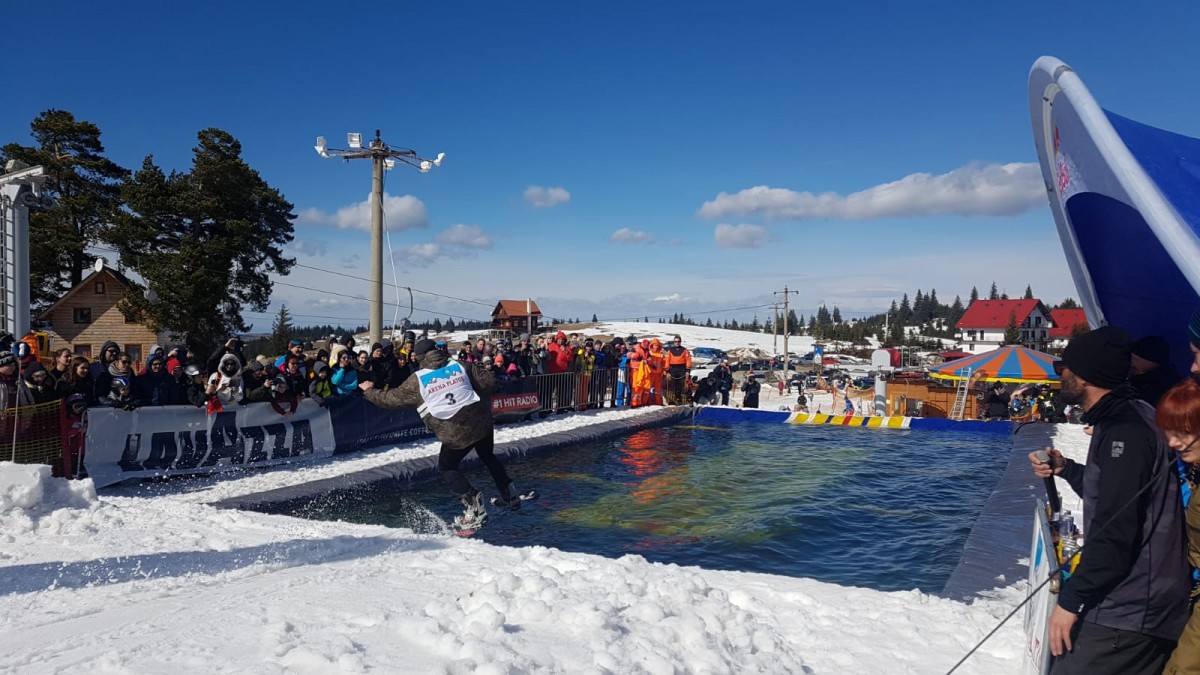 VIDEO Concurs la Păltiniș: pe pârtie și apă cu schiurile, avionul sau păpușa gonflabilă