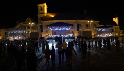 100 de artiști vor concerta pe trei scene, în această seară, în Piața Mare