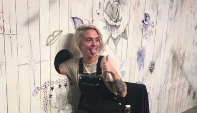 FOTO | Un american tatuează gratuit, într-un mod inedit. Clienţii îşi bagă mâna într-o gaură din perete fără să afle ce li se tatuează