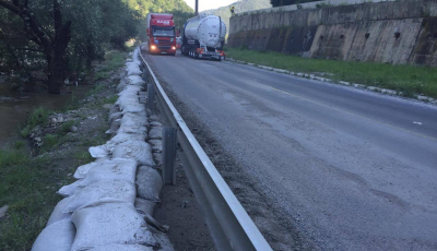 VIDEO Pe DN7 au apărut gropi după ce drumul a fost inundat