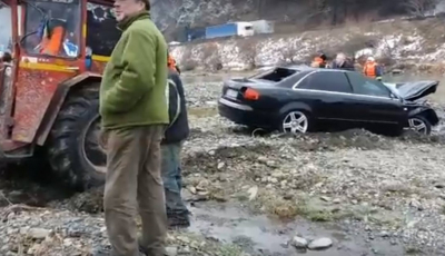 ACTUALIZARE-Mașina a fost scoasă din Olt. În ea se află trupul unui bărbat | foto video
