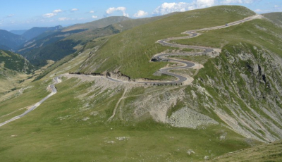 Cea mai înaltă șosea din România, de la hotarul județului Sibiu, în litigiu. Reabilitarea se amână