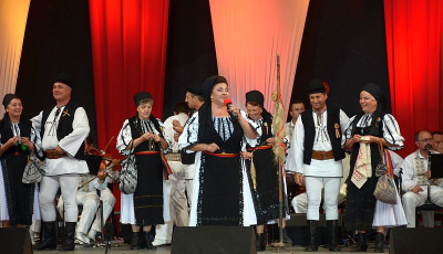 Junii Sibiului și Silvia Macrea, onorați pe scena Festivalului „Cântecele Munților”