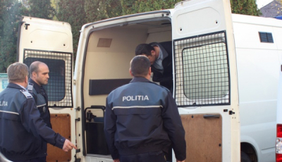 Un tânăr a intrat în două locuințe unde a lovit proprietarii și a fugit cu bani și bunuri
