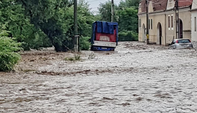 Inundații în județ. Apoldul de Jos și Săcădate sunt inundate, drumul spre Poiana, blocat