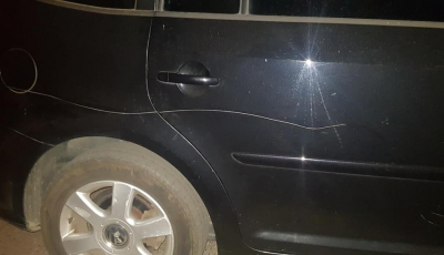 A zgâriat cu intenție mașinile de pe o stradă întreagă. Acum este căutat de poliție