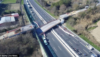 Doi morți după ce un pasaj peste o autostradă s-a prăbușit în Italia. Doi români au fost răniți | foto