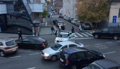Echipaj de poliție acuzat că a mers pe interzis pentru a lăsa copilul la școală. Poliția: „Nu apreciem supozițiile nefondate”