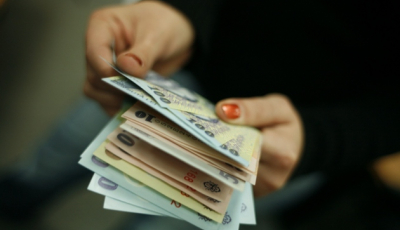 Sub pretextul că vor să restituie bani împrumutați, au jefuit proprietarul locuinței de 800 lei