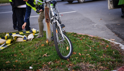 Biciclist cercetat pentru vătămare corporală din culpă după ce a lovit un pieton pe trotuar