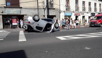 ACTUALIZARE. Automobil răsturnat în sensul giratoriu de la Ibis. Două persoane au fost rănite