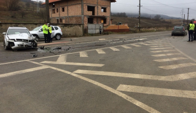 Accident cu trei mașini pe  DN 14. O familie a ajuns la spital