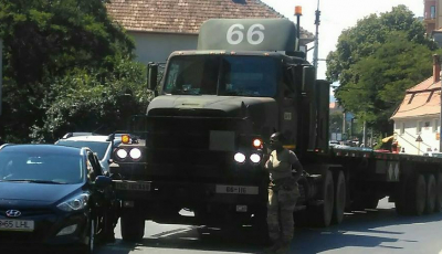 Un camion al armatei americane a lovit o mașină în giratoriu. S-a încheiat cu ”amiabilă” | Foto