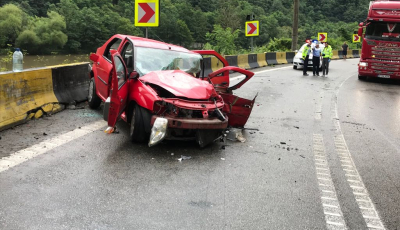Accident mortal pe Valea Oltului. Coliziune frontală între un TIR și o mașină