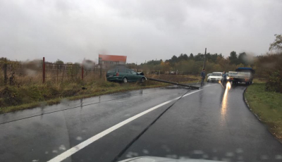 Un șofer beat a dărâmat cu mașina un stâlp și a fugit de la locul accidentului