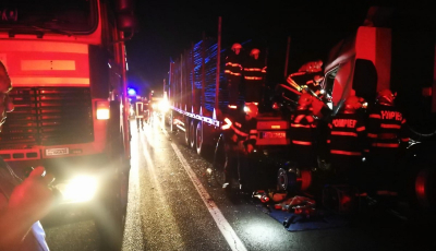 FOTO Carambol pe DN1, lângă Avrig: accident între trei TIR-uri, un șofer - încarcerat