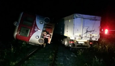 Actualizare Valea Oltului. Traficul feroviar s-a reluat după ce un tren a lovit un TIR ajuns pe calea ferată 