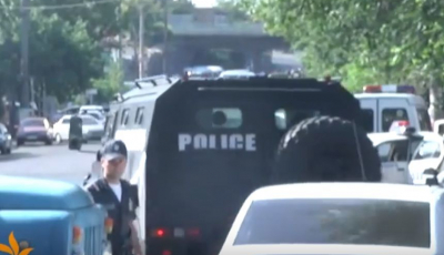 VIDEO. Un grup de persoane înarmate au ocupat sediul central al poliţiei din Erevan şi cer demisia preşedintelui Armeniei
