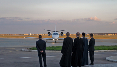 ACTUALIZARE Lumina Sfântă a ajuns de la Ierusalim. Mitropolia Ardealului o va prelua de la aeroport
