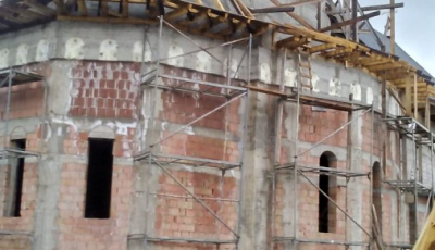 VIDEO Fost muncitor la biserica din Șelimbăr: Firma de construcție folosește materiale necalitative și oameni fără experiență