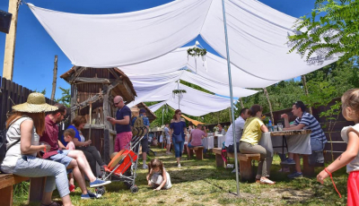 FOTO-Brunch la Săcădate cu tocană de ardei cu frecăței, teapșă la cratiță, jumări cu ceapă, pită cu chisătură și multe altele
