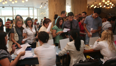 Aproape 800 de tineri au încercat să se angajeze la Bursa locurilor de muncă pentru absolvenţi