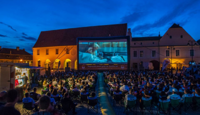 Cinema în aer liber în Piața Mică din Sibiu