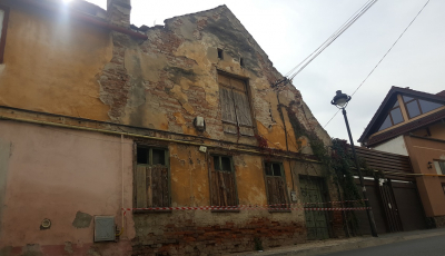 Actualizare: Casa în pericol de prăbușire din centrul istoric va fi demolată de Primărie | Foto și video