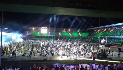 Record Guinness: Piesa ”Smells Like Teen Spirit” a trupei Nirvana, interpretată simultan de 1.200 de muzicieni, în Italia – VIDEO