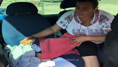 Fetiță de 1 an ascunsă sub o pătură de părinți ca să treacă granița | foto video