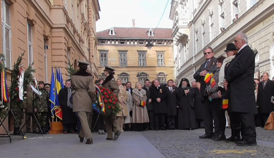 Foto - Video | Zeci de sibieni au asistat la Ceremonialul depunerii de coroane la sediul Consiliului dirigent