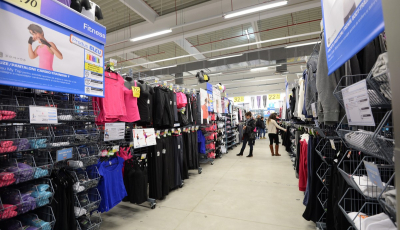 Decathlon retrage de pe piaţă un produs vestimentar, care are potenţialul de a cauza vătămări