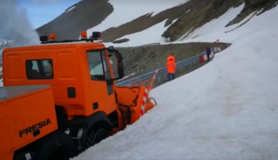 Video. Deszăpezire pe Transalpina. În unele zone, zăpada măsoară peste trei metri