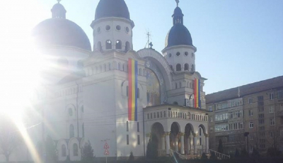 Ziua Națională. Primăria cumpără 1.000 de steaguri. Biserica nu știe să le folosească
